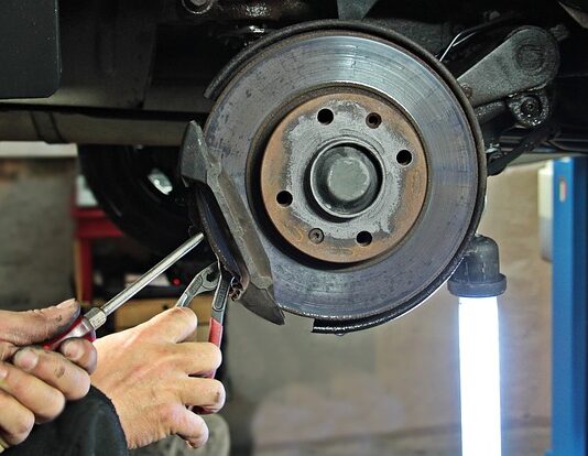 Jak działa ręczny hamulec tarczowy?