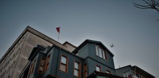 Czy flaga może dotykać ziemi? Czy flaga może dotykać ziemi?