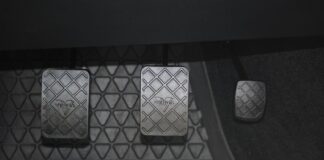 Do czego służy tylny hamulec w kołowrotku?