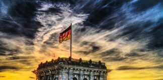 Jak zamontować flagę na maszt? Jak zamontować flagę na maszt?